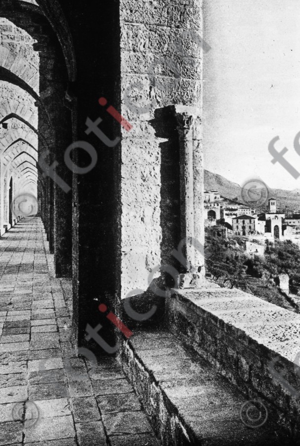 Klostergang von Sacro Convento | Cloister of Sacro Convento - Foto simon-139-072-sw.jpg | foticon.de - Bilddatenbank für Motive aus Geschichte und Kultur